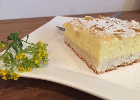 Saftiger Topfen-Mandel-Kuchen