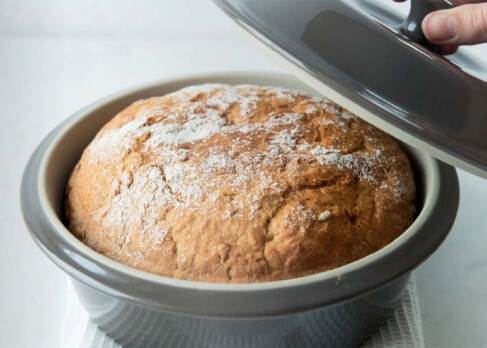 Karottenbrot im Tontopf