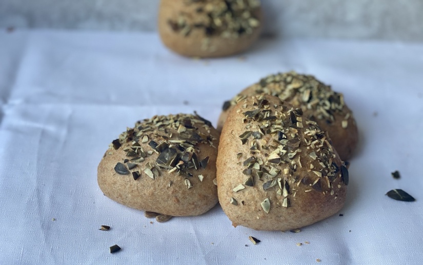 Dreiecksweckerl mit Kürbiskernen
