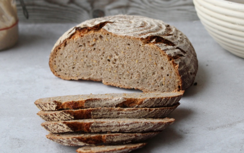 Sauerteigbrot mit Sesam und Sonnenblumenkernen - Backen mit Christina